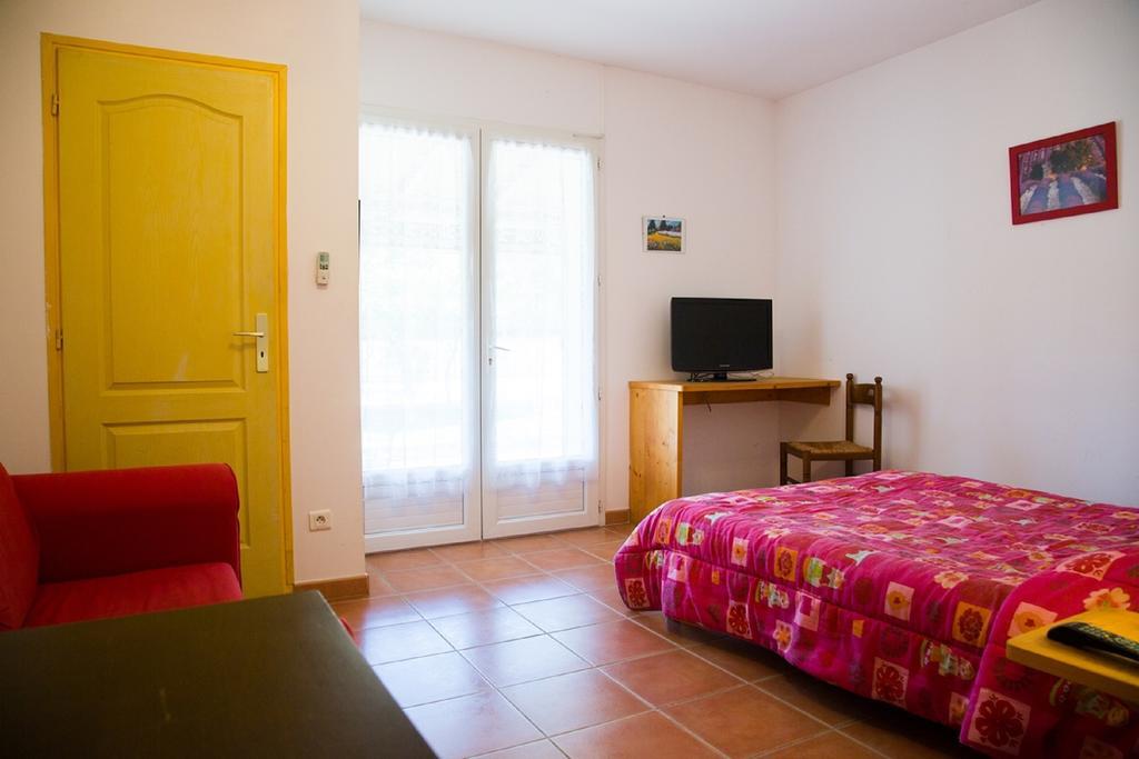 Appartements " Le Clos De La Cerisaie" Castillon-du-Gard Exterior foto